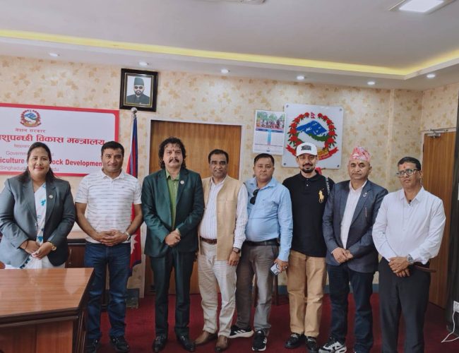 अवैध आयात र महँगो दानाले संकट: नेपाल लेयर्स कुखुरापालक संघको ठोस कदम माग